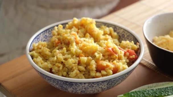 Äta Saffran Ris Pilaf Med Ätpinnar Hälsosam Vegetarisk Måltid — Stockvideo
