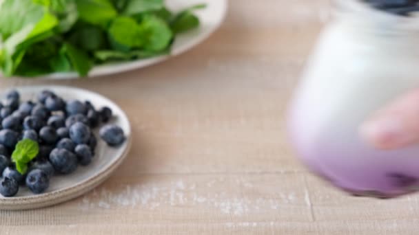 Griechischer Joghurt Mit Blaubeeren Glas Auf Einem Holztisch Servieren Gesunde — Stockvideo