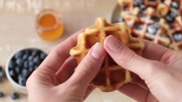 Mãos Mulher Quebrando Waffle Belga Metades Para Mostrar Textura Waffles — Vídeo de Stock