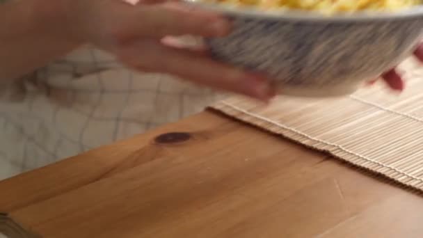 Podáváme Misku Šafránového Rýžového Pilafu Mrkví Vegetariánské Jídlo — Stock video