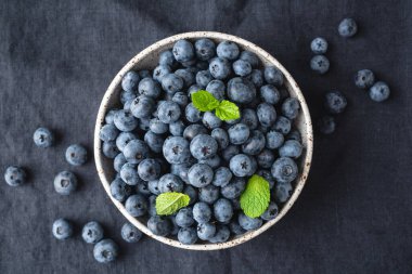 Siyah tekstil arka planında yaban mersini var.