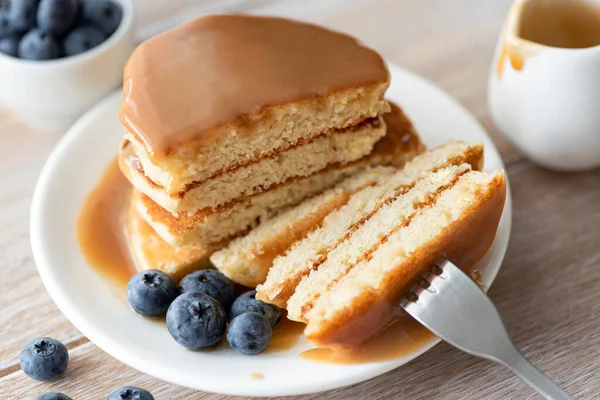 Karamel soslu krep yığını.