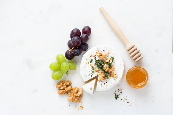 Brie vagy Camembert sajt szőlővel, mézzel és dióval — Stock Fotó