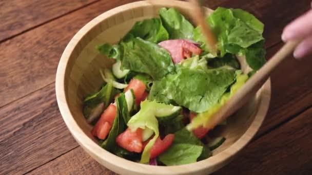 健康的なサラダ野菜サラダにオリーブオイルの蜂蜜マスタードビネグレットを木製のボウルクローズアップビューに入れる — ストック動画