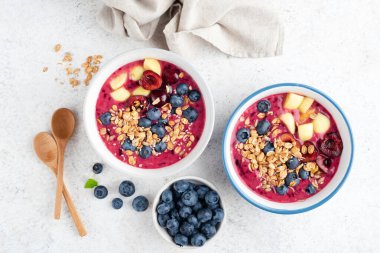 Mor Meyve Smoothie Bowl Toppings Granola Berries Açık Gri Çimento Arkaplanda Meyveleri, Top View. Superfood Meyve Smoothie Kasesi