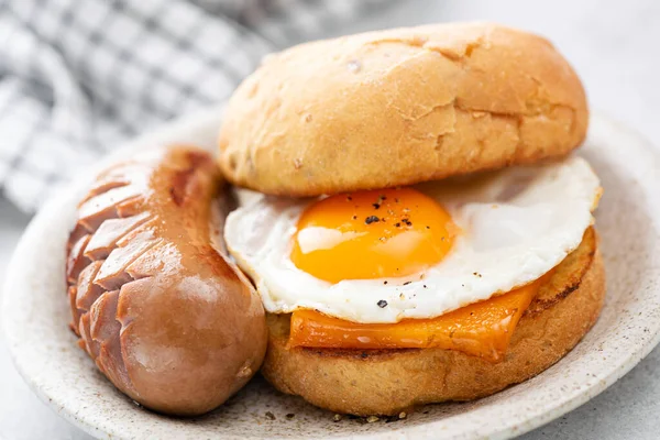 Peynirli Yumurtalı Sosisli Sandviç Ngiliz Kahvaltısı Yakın Çekim Görüntüsü Sağlıksız — Stok fotoğraf