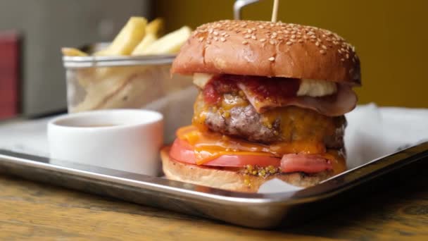 Lekkere Cheeseburger Frietjes Serveerplank Vuil Eten Burger Restaurant — Stockvideo
