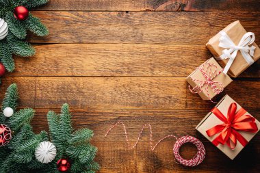 Firavun Ağacı ile Noel çerçevesi, Eski Ahşap Kalaslar Arkaplanında sunar, Yazı, Davetiye Kartı, Tebrik Kartı için Üst Görünüm Alanı,