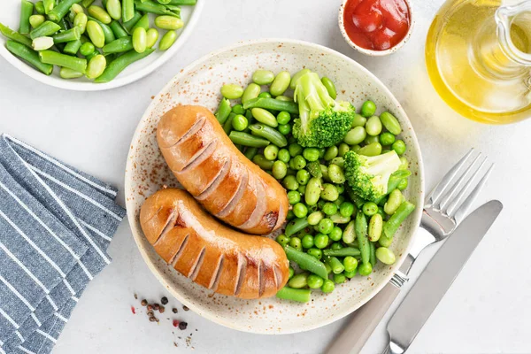 Putenwurst Mit Grünen Erbsen Und Brokkoli Auf Einem Teller Gesunde — Stockfoto