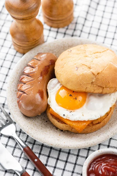 Sanduíche Café Manhã Com Ovo Frito Queijo Linguiça Prato Pequeno — Fotografia de Stock