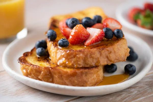 French Toast Berries Honey Plate Closeup View Selective Focus — Stock Photo, Image