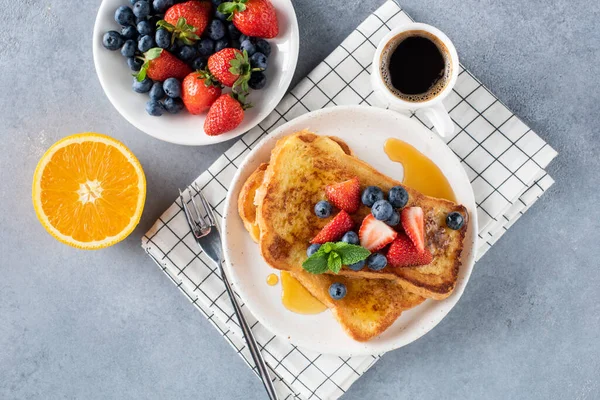 Süße Französische Toasts Mit Beeren Und Honig Serviert Mit Einer — Stockfoto