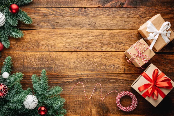 Firavun Ağacı ile Noel çerçevesi, Eski Ahşap Kalaslar Arkaplanında sunar, Yazı, Davetiye Kartı, Tebrik Kartı için Üst Görünüm Alanı,