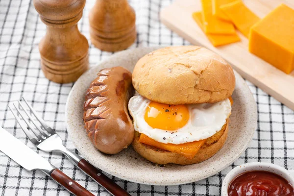 Бутерброд Смаженим Яйцем Сиром Ковбасою Тарілці Сніданок Або Обід Подається — стокове фото