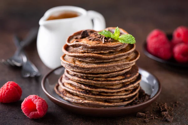 Stapel von Schokoladenpfannkuchen — Stockfoto