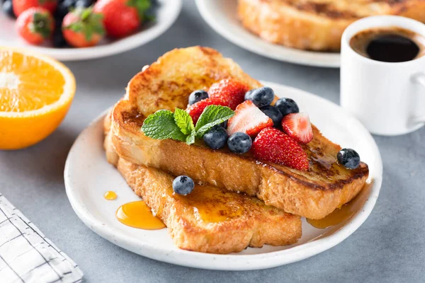 French toast with fresh berries and sweet syrup — Stock Photo, Image