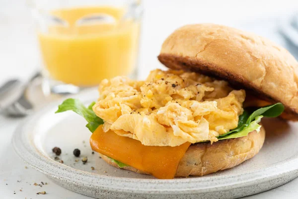 Muffin inglês com ovos mexidos e queijo — Fotografia de Stock