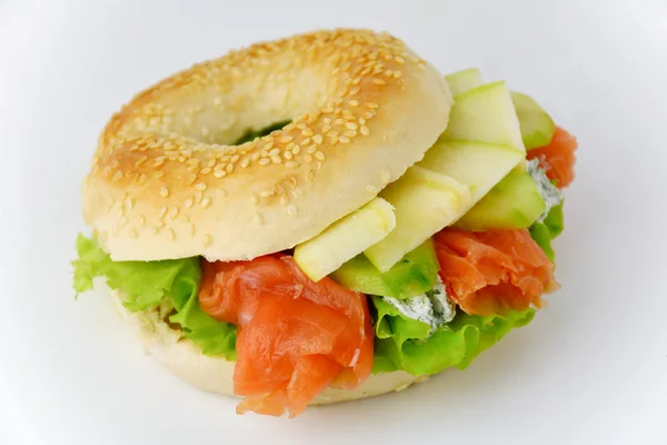 Bagel mit Lachs, Salat, Frischkäse und grünem Apfel — Stockfoto