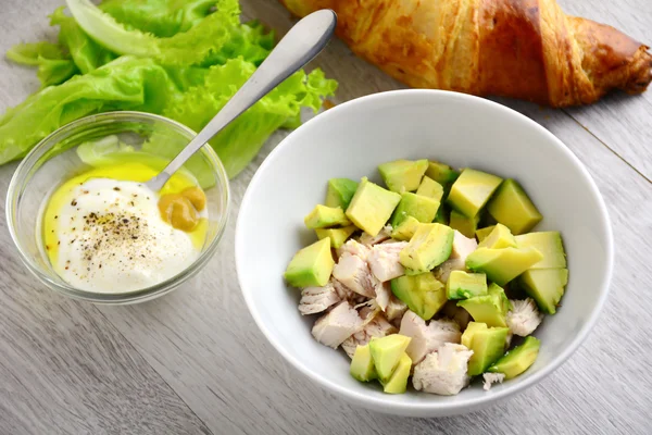 İşlem pişirme tavuk avokado salatası