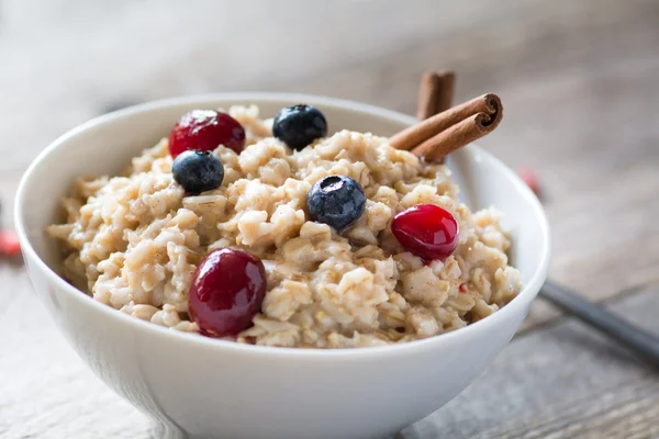 Oatmeal porridge with berries, close up — Stock Photo, Image