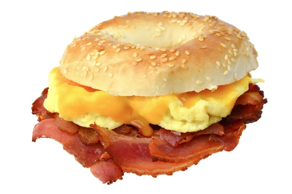 Bagel med bacon, äggröra och ost — Stockfoto