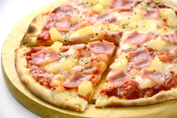 Pizza hawaiana, de cerca, aislada — Foto de Stock