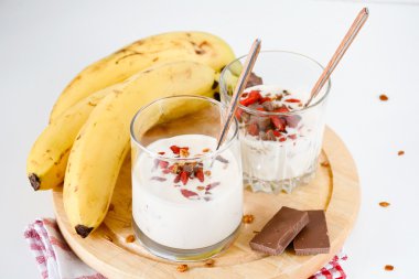 Sağlıklı kahvaltı Kupası: yoğurt, granola, muz, goji meyveleri