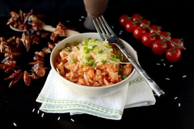 Meksika pirinç peynir ve scallions ile tepesinde