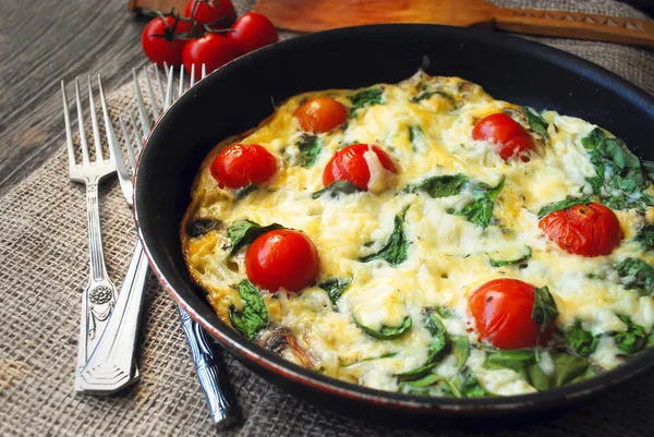 Frittata mit Tomaten und Spinat — Stockfoto