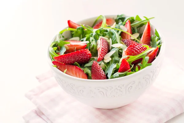 Çilek salatası vegan