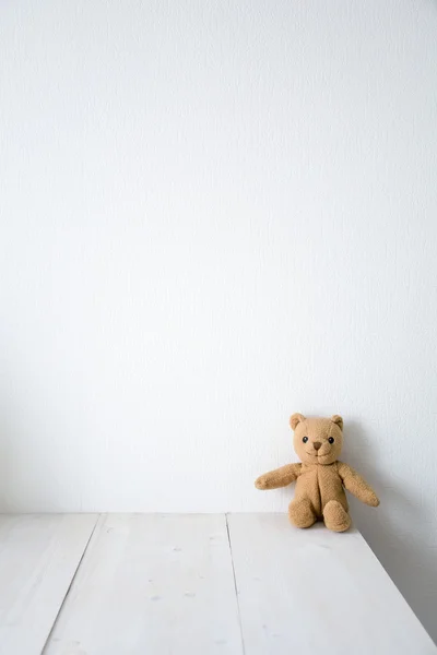 Lonely teddy bear on edge of table — Stock Photo, Image