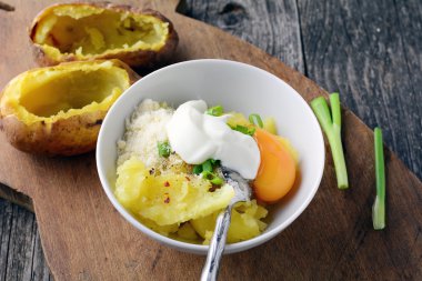 fırında patates dolması. pişirme işlemi