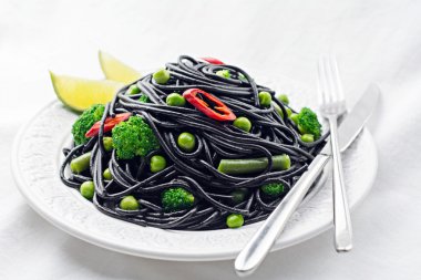 Yeşil sebze, vejetaryen yemek ile siyah makarna