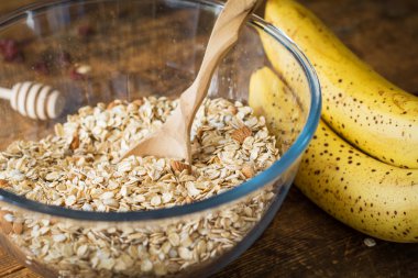 Granola muz ve badem ile pişirme