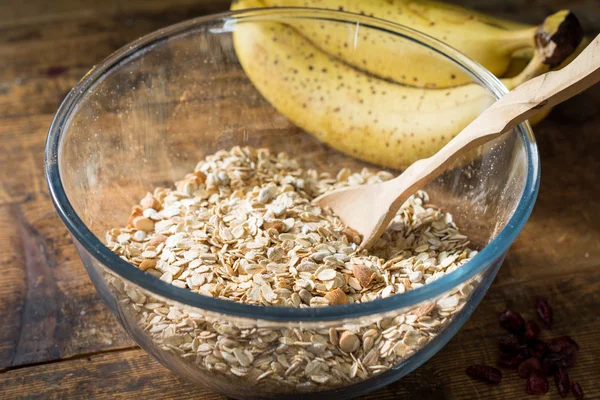 Granola em tigela, processo de cozimento — Fotografia de Stock