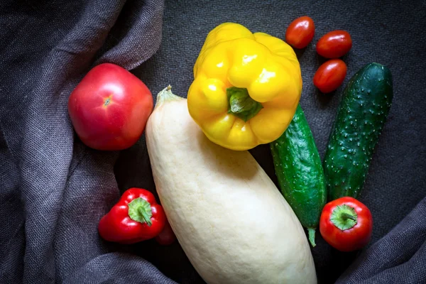 Grupo de verduras frescas sobre fondo oscuro —  Fotos de Stock