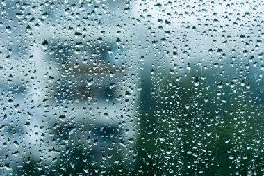 Pencereye yağmur damlaları düşer