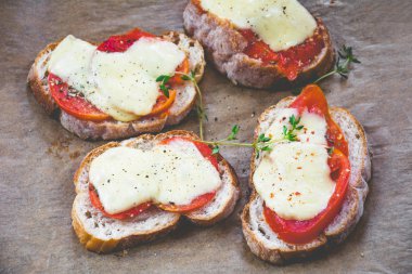 Peynirli ve domatesli tost.