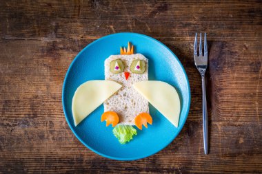 Çocuklar, komik sandviç ve meyve sağlıklı Öğle Yemeği