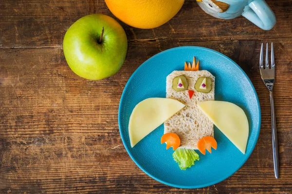 Gezonde lunch voor kinderen, grappige sandwich en vruchten — Stockfoto