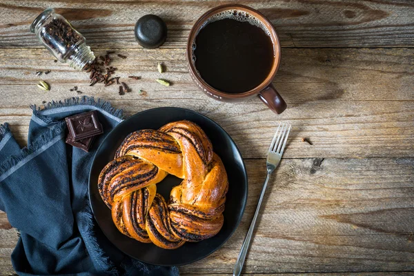 Pão doce com xícara de café na mesa — Fotografia de Stock