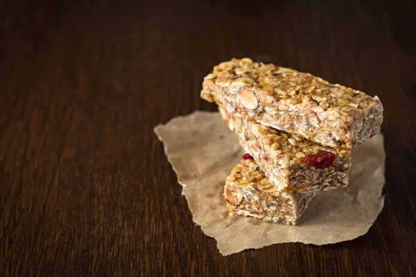 Hälsosamt mellanmål: granola barer — Stockfoto