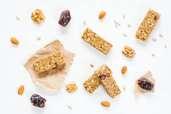 Barras de granola sobre fondo blanco — Foto de Stock