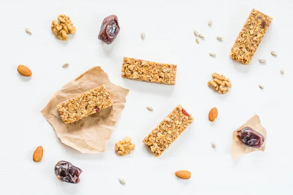 Barre di muesli fatti in casa su sfondo bianco — Foto Stock