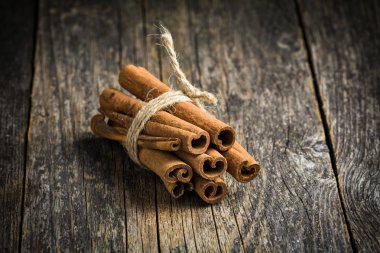 Tarçın ahşap yüzeyde demet