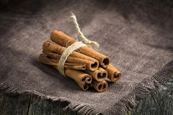 Keten kumaş üzerine tarçın demet