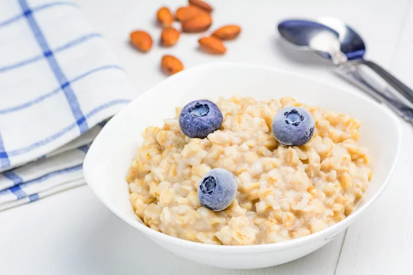 Oatmeal porridge with blueberries — Stock Photo, Image