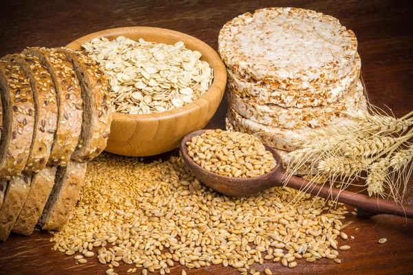 다양 한 곡물: 메 밀 케이크, 통 밀 곡물, 황금 linseeds (아마 씨), 귀리를 압 연 — 스톡 사진