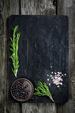Boş kesme tahtası taze yemek malzemelerle