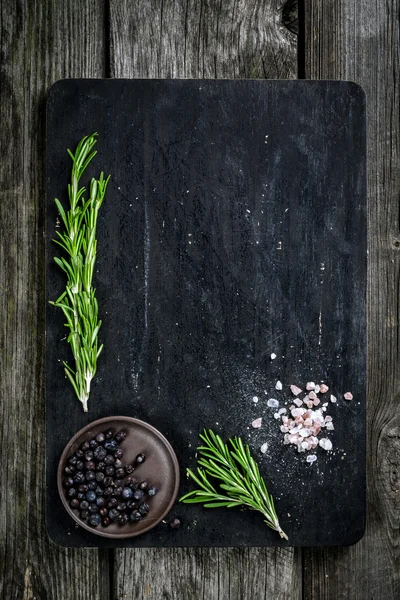 Boş kesme tahtası taze yemek malzemelerle